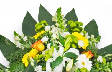 vue sur le haut de la création florale de deuil