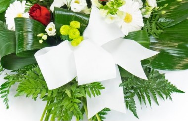 zoom sur le nœud de la gerbe de fleurs rouge et blanche