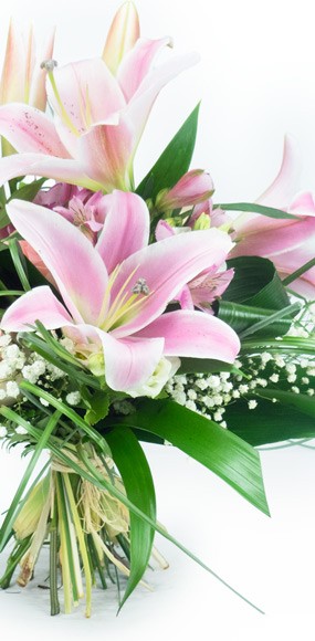 mosaïque : vue sur le lys rose du bouquet de fleurs Rosa Lys