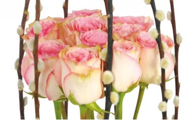 vue sur le fagot de roses roses de la composition Cage d'Amour