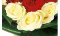 zoom sur les roses blanches du bouquet de roses