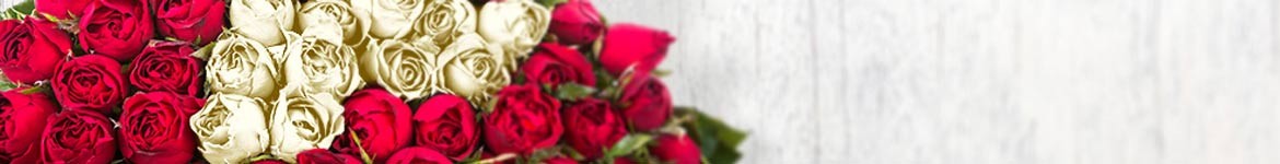 Livraison de roses rouges et roses blanches par un artisan fleuriste
